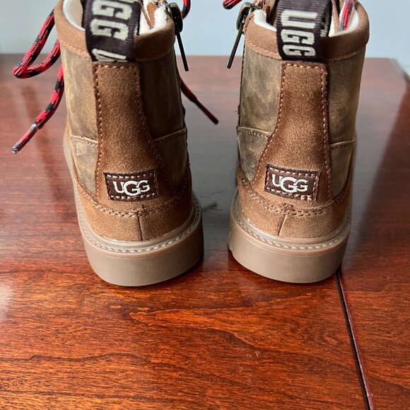 UGG boys' weatherproof easy-on boots - Picture 4 of 6